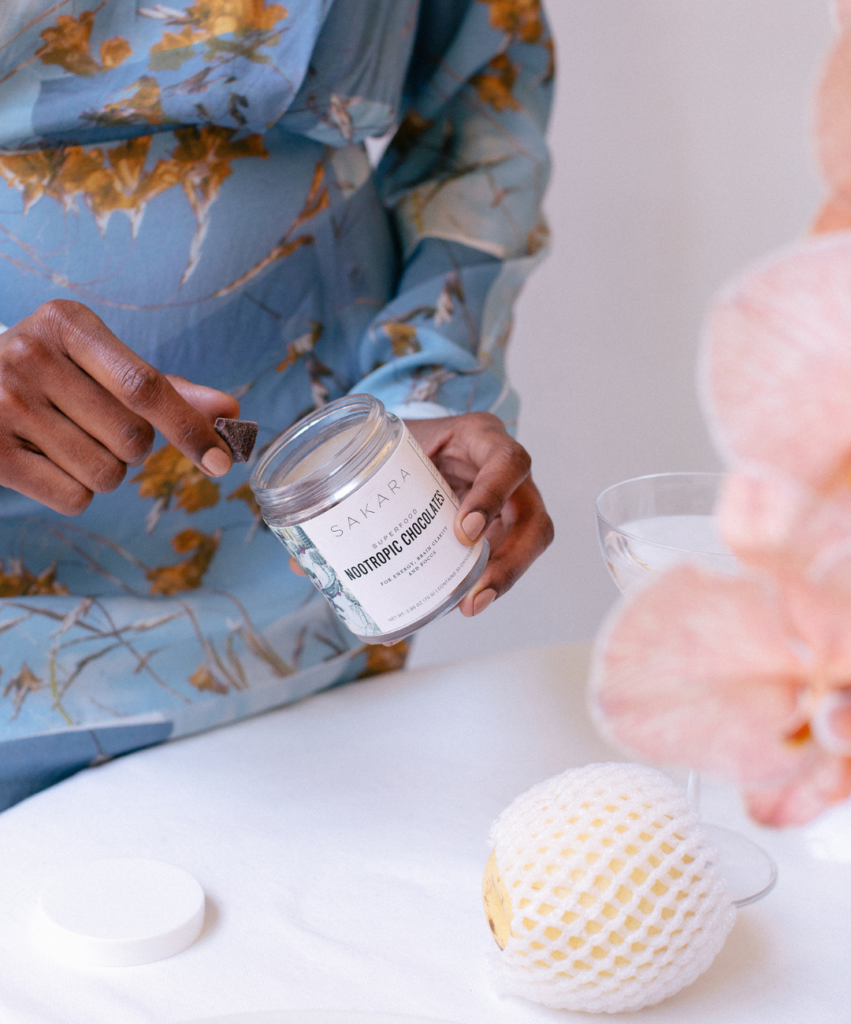 woman eating sakara nootropics